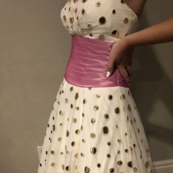 UNCONVENTIONAL WEDDING OR QUINCEANERA DRESS - Picture 5 of 7